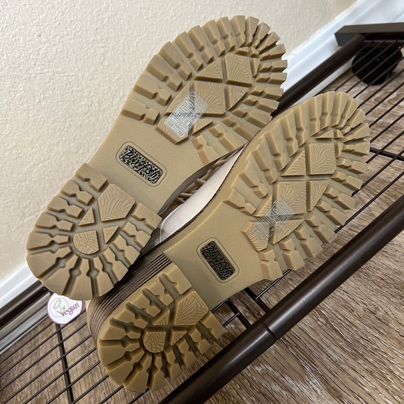 Blowfish Vegan Leather Boots NWT Cream Size 9 - Picture 5 of 5